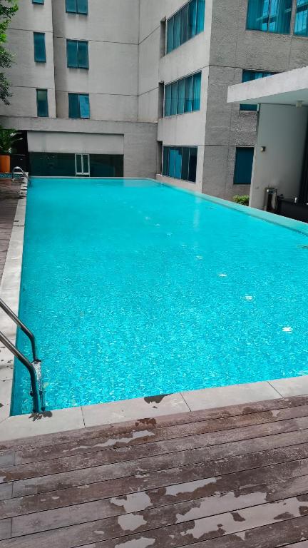 Summer Suites KLCC by CozyNest内部或周边的泳池