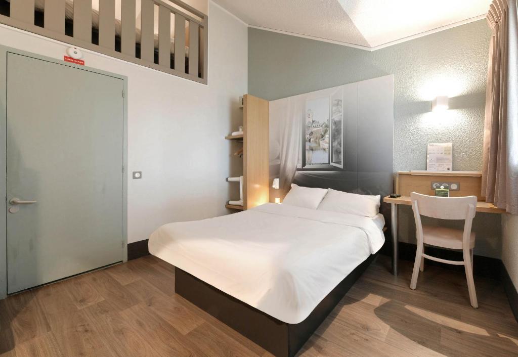 B&B HOTEL Alencon Nord - Quadruple Room - Disability Access