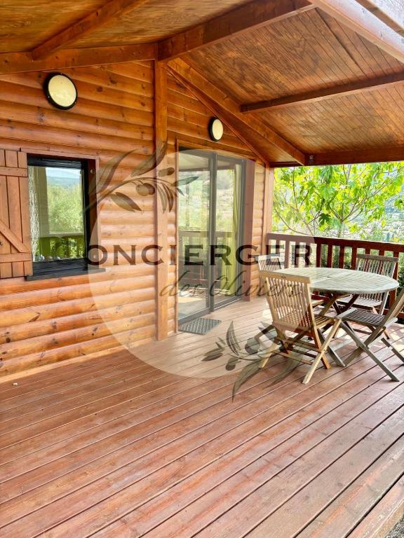 una terrazza in legno con tavolo e panca di Cottage - Sollies Toucas a Solliès-Toucas