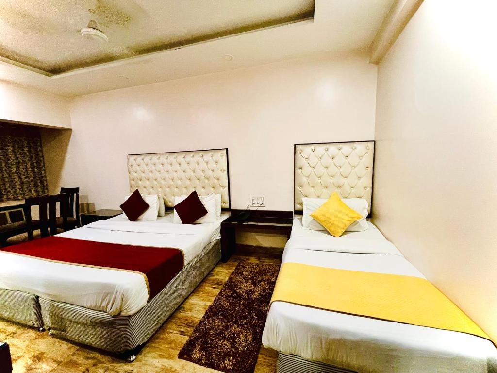 Postel nebo postele na pokoji v ubytování Hotel Kabeer' Front of New Delhi Railway Station & 5 Minute from Connaught Place