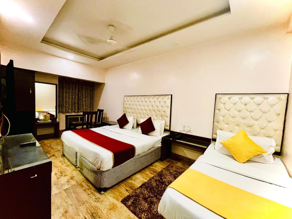 Postel nebo postele na pokoji v ubytování Hotel Kabeer' Front of New Delhi Railway Station & 5 Minute from Connaught Place