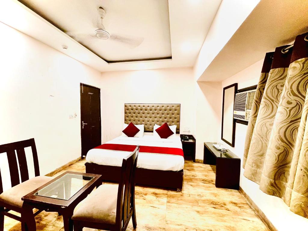 Postel nebo postele na pokoji v ubytování Hotel Kabeer' Front of New Delhi Railway Station & 5 Minute from Connaught Place