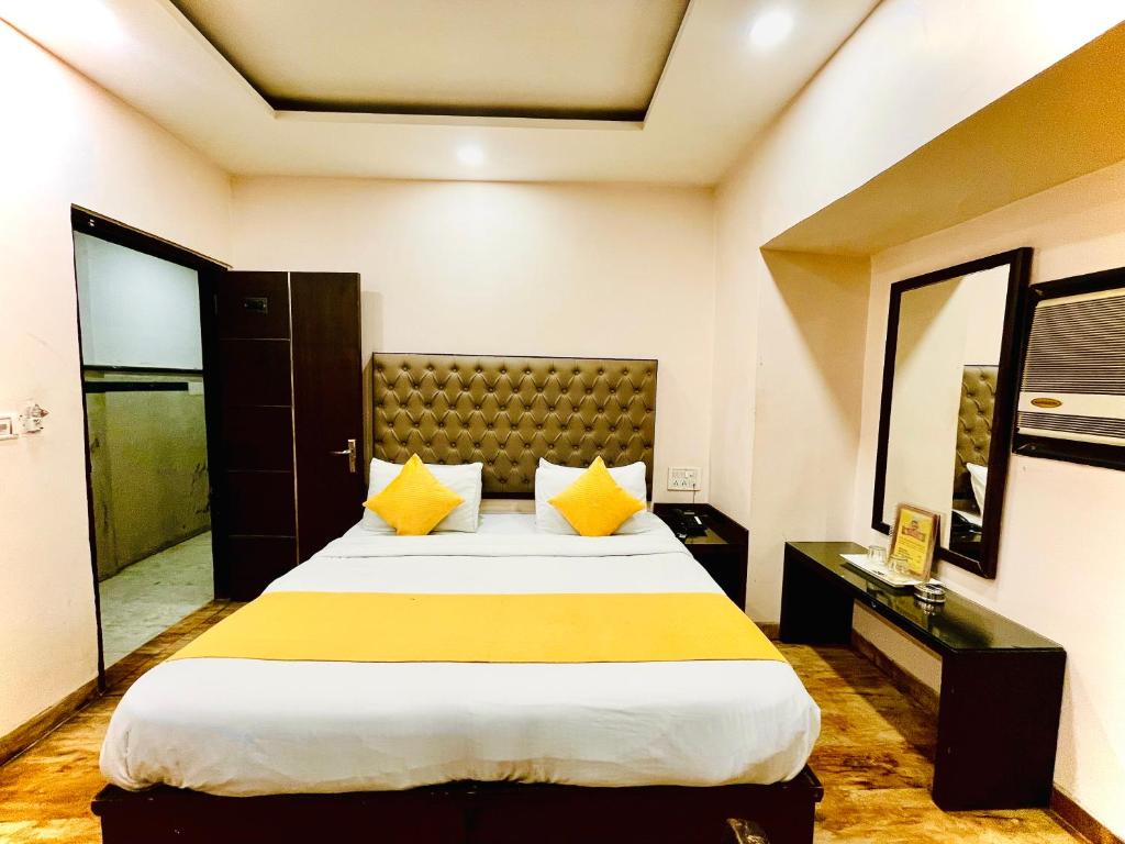 Postel nebo postele na pokoji v ubytování Hotel Kabeer' Front of New Delhi Railway Station & 5 Minute from Connaught Place