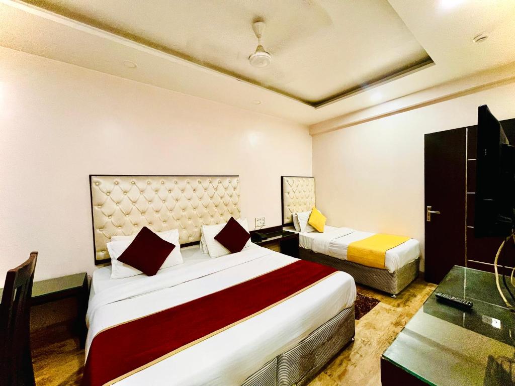Postel nebo postele na pokoji v ubytování Hotel Kabeer' Front of New Delhi Railway Station & 5 Minute from Connaught Place