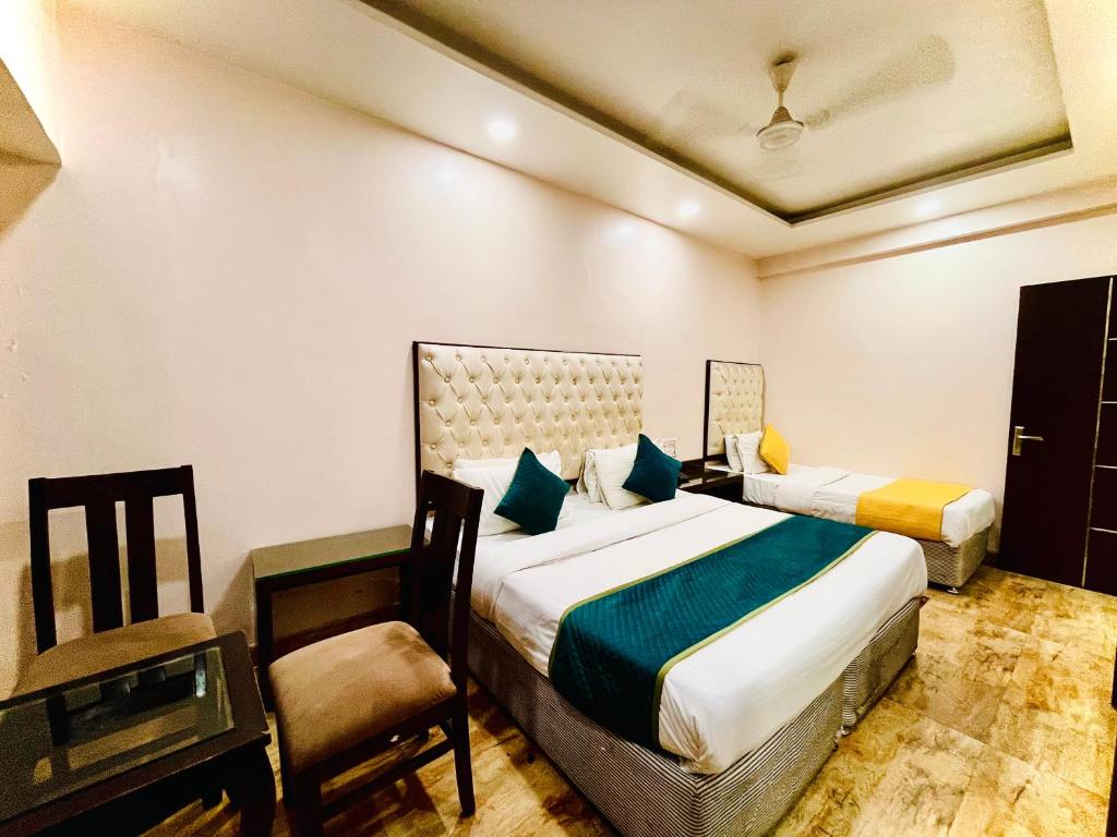 Postel nebo postele na pokoji v ubytování Hotel Kabeer' Front of New Delhi Railway Station & 5 Minute from Connaught Place