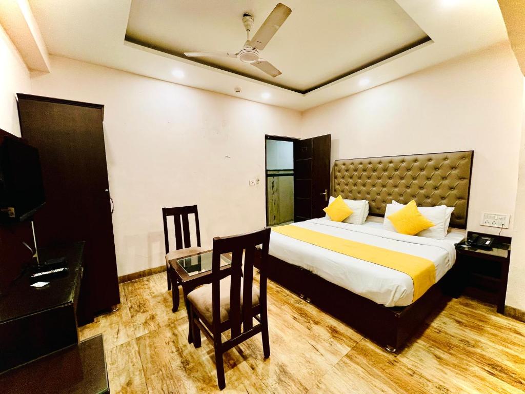 Postel nebo postele na pokoji v ubytování Hotel Kabeer' Front of New Delhi Railway Station & 5 Minute from Connaught Place