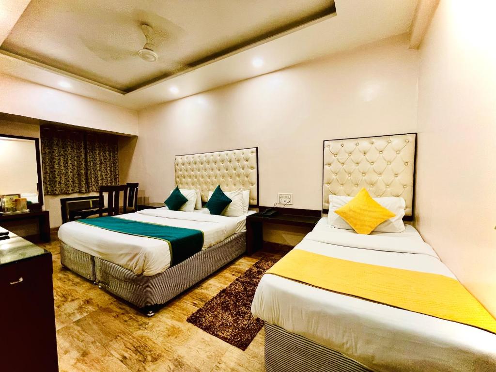Postel nebo postele na pokoji v ubytování Hotel Kabeer' Front of New Delhi Railway Station & 5 Minute from Connaught Place