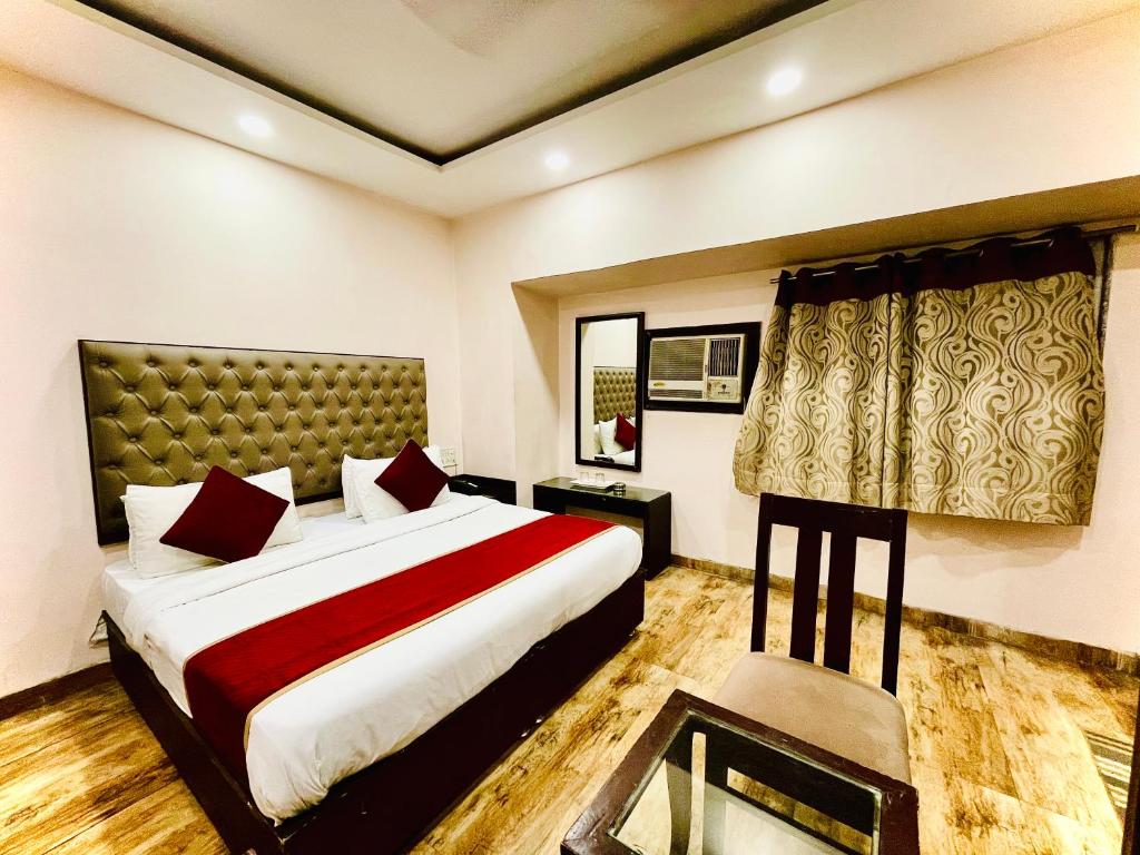 Postel nebo postele na pokoji v ubytování Hotel Kabeer' Front of New Delhi Railway Station & 5 Minute from Connaught Place
