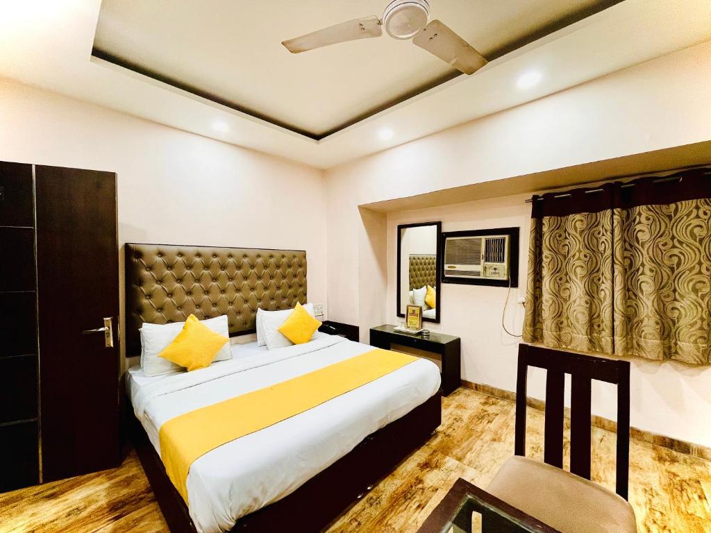 Postel nebo postele na pokoji v ubytování Hotel Kabeer' Front of New Delhi Railway Station & 5 Minute from Connaught Place