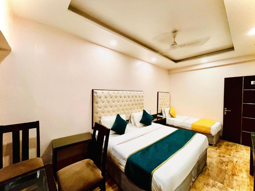 Postel nebo postele na pokoji v ubytování Hotel Kabeer' Front of New Delhi Railway Station & 5 Minute from Connaught Place