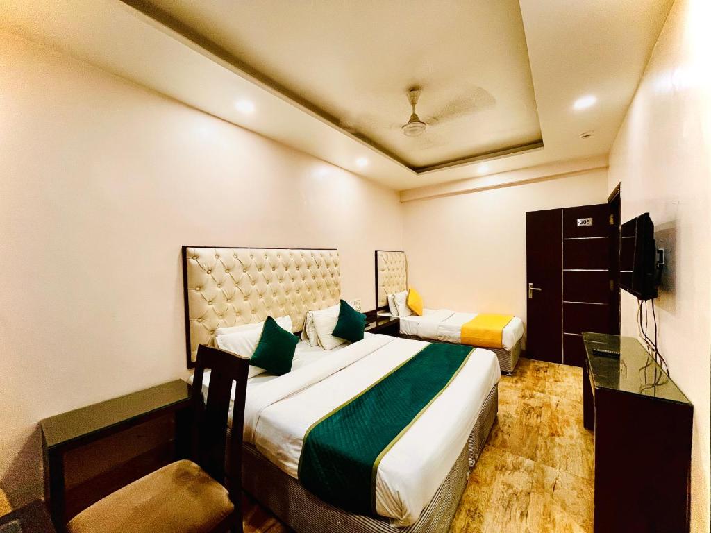 Postel nebo postele na pokoji v ubytování Hotel Kabeer' Front of New Delhi Railway Station & 5 Minute from Connaught Place