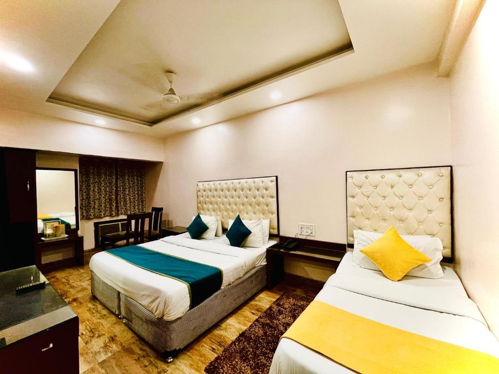 Postel nebo postele na pokoji v ubytování Hotel Kabeer' Front of New Delhi Railway Station & 5 Minute from Connaught Place