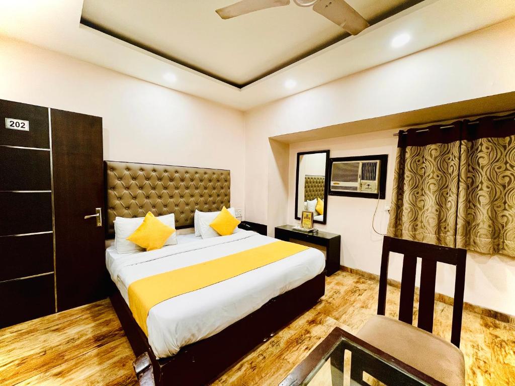Postel nebo postele na pokoji v ubytování Hotel Kabeer' Front of New Delhi Railway Station & 5 Minute from Connaught Place