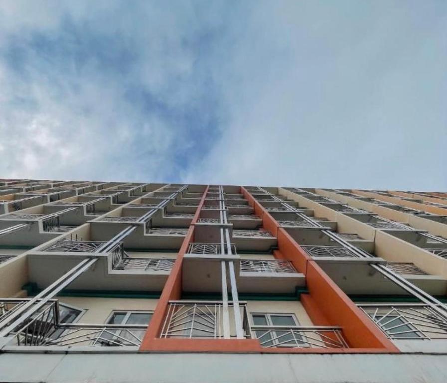 Un edificio alto con balcones a los lados. en RiverBay 2 BR Apartment Naga City, en Naga