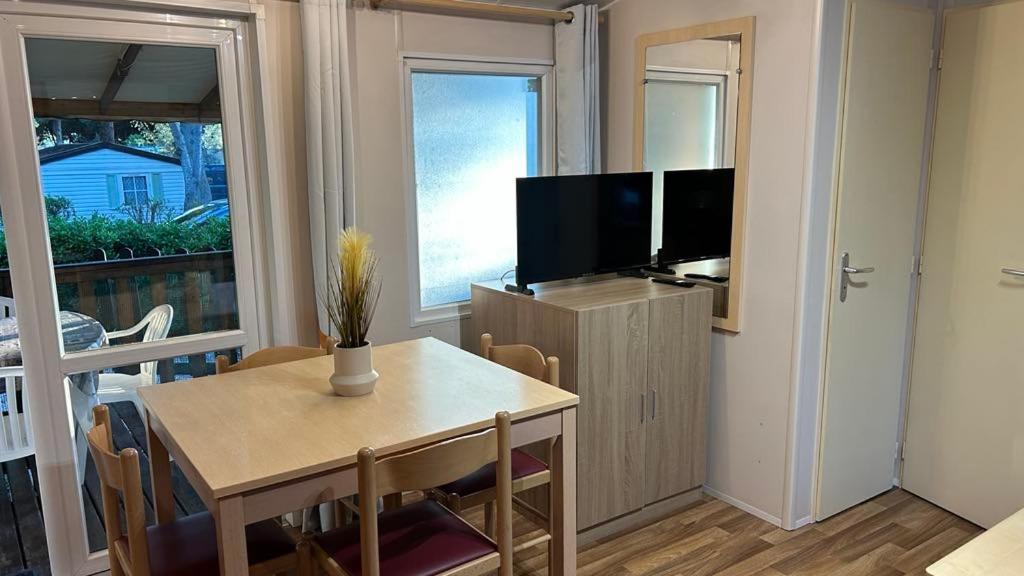 Kuchyň nebo kuchyňský kout v ubytování Mobil home Les Sables d'Or Agde