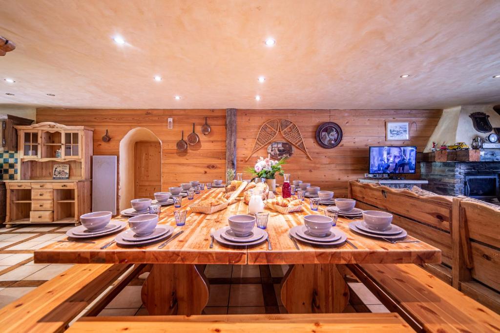 Cette chambre comprend une grande table en bois et une cuisine. dans l'établissement Le Saint Bernard, à Champagny-en-Vanoise