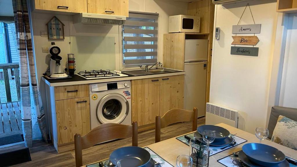 Kuchyň nebo kuchyňský kout v ubytování Mobil home Les Sables d'Or Agde