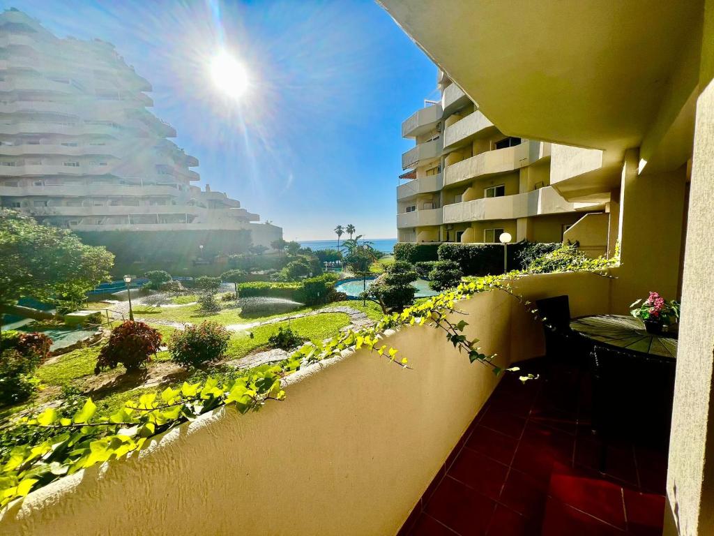 Zahrada ubytování Lovely Sea and Garden View Apartment Benalbeach
