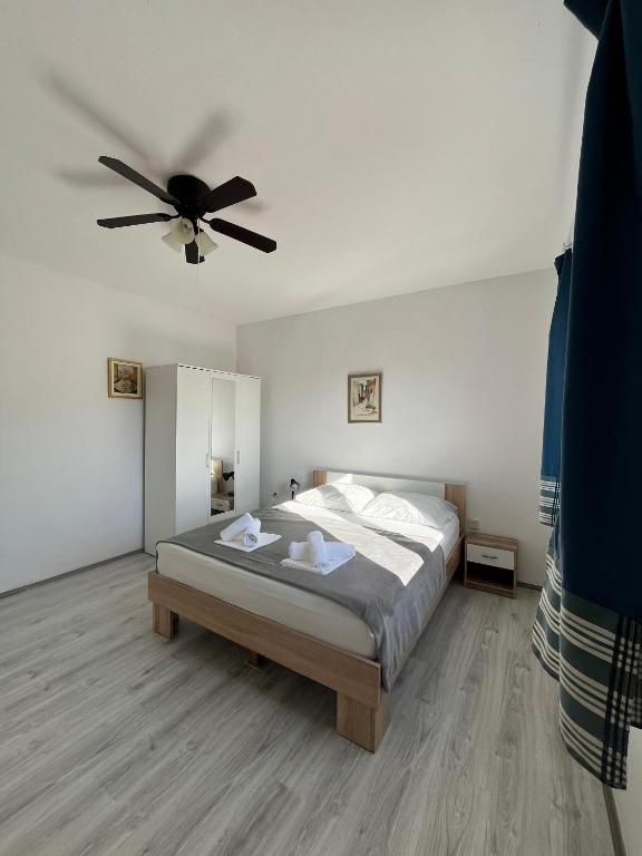 Postel nebo postele na pokoji v ubytování Apartments Peronja Jelsa Seafront
