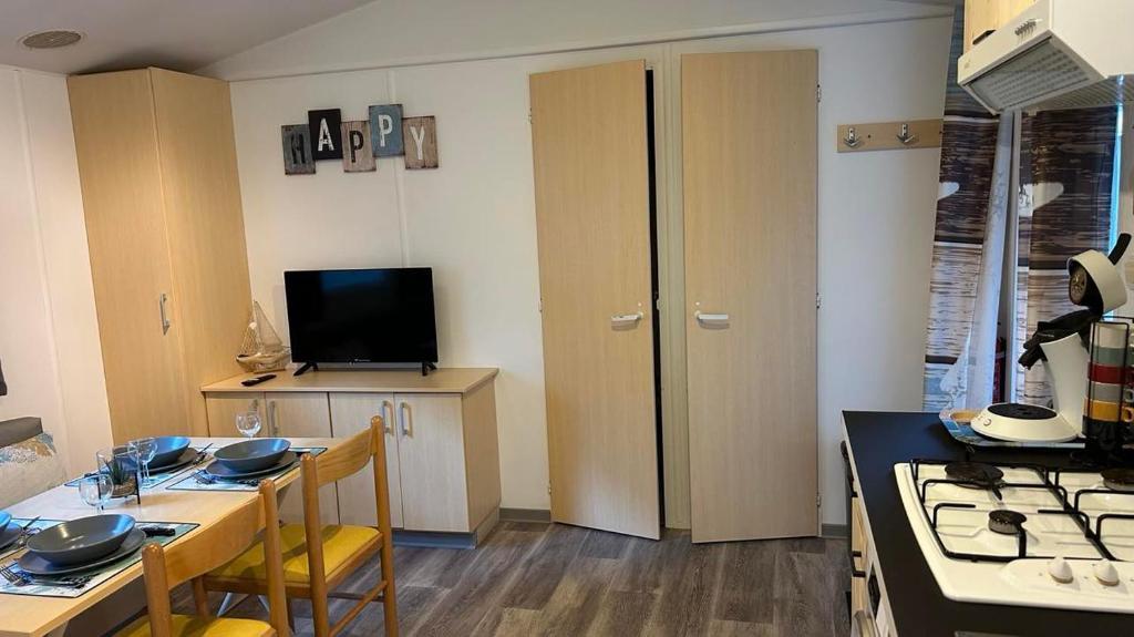 Kuchyň nebo kuchyňský kout v ubytování Mobil home Les Sables d'Or Agde