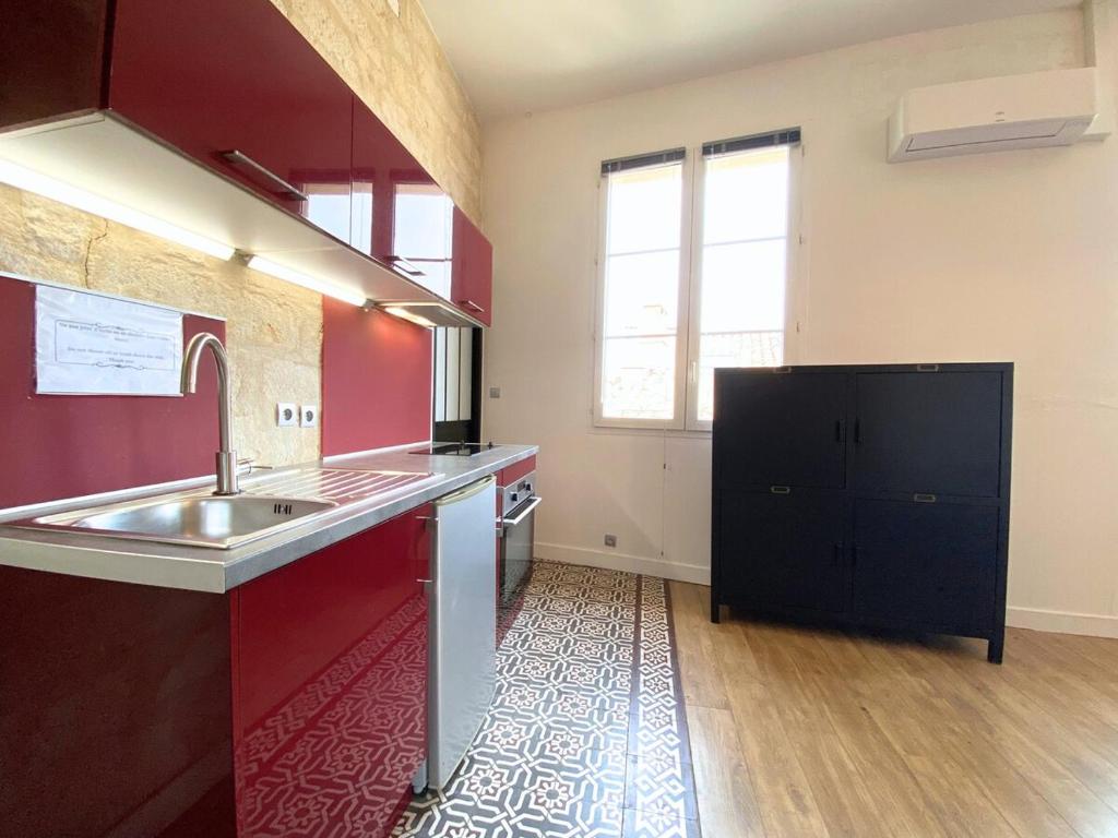 une cuisine avec un évier et un plan de travail dans l'établissement Le Balthazar Beau T1 mezzanine, centre historique, à Montpellier