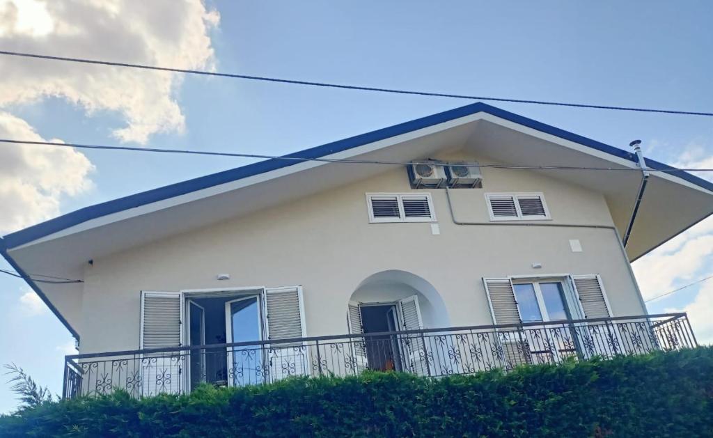 a house on top of a hill at Villa Antonina in Crecchio