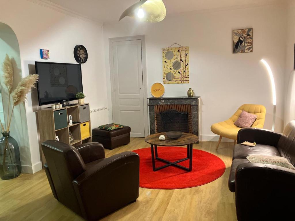 - un salon avec un canapé et une cheminée dans l'établissement maison 6 personnes 15 min du circuit, au Mans