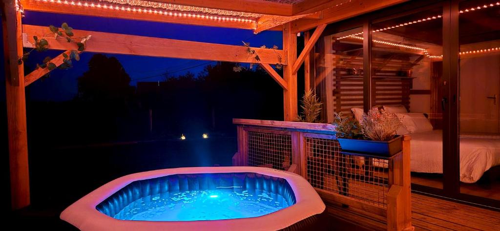 Photo de la galerie de l'établissement La Luna - Tiny House Spa - Romantique & Nature, à Saint-Yan