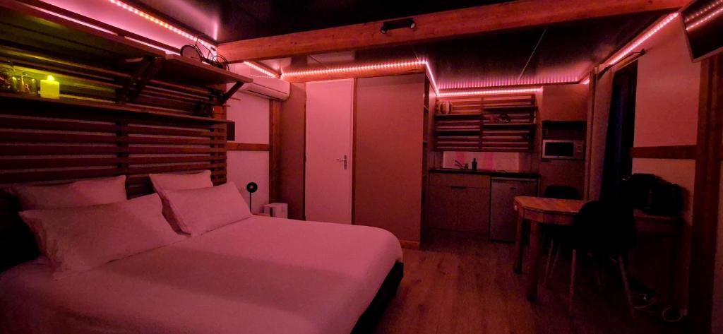 Un ou plusieurs lits dans un hébergement de l'établissement La Luna - Tiny House Spa - Romantique & Nature