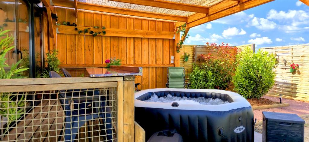 Photo de la galerie de l'établissement La Luna - Tiny House Spa - Romantique & Nature, à Saint-Yan