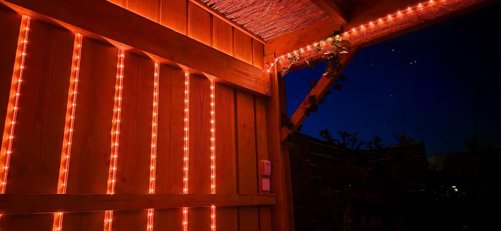 Photo de la galerie de l'établissement La Luna - Tiny House Spa - Romantique & Nature, à Saint-Yan