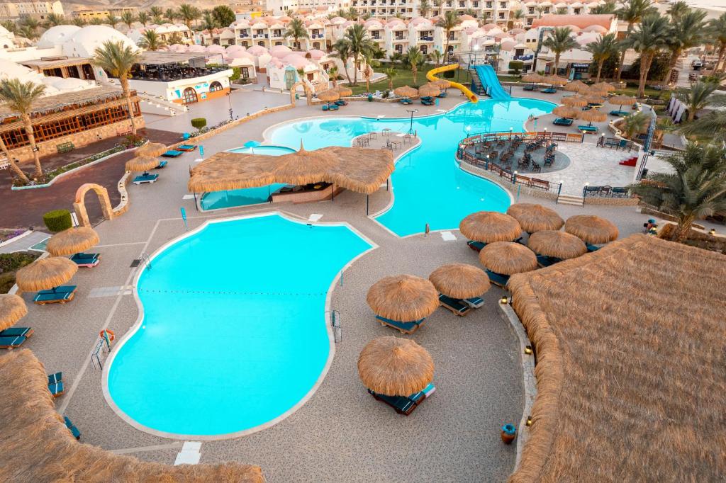 Bazén v ubytování Protels Crystal Beach Resort nebo v jeho okolí