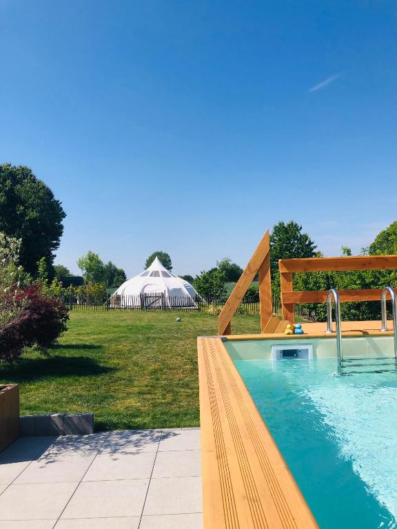 Bazén v ubytování Luxe Glamping Moonlight nebo v jeho okolí
