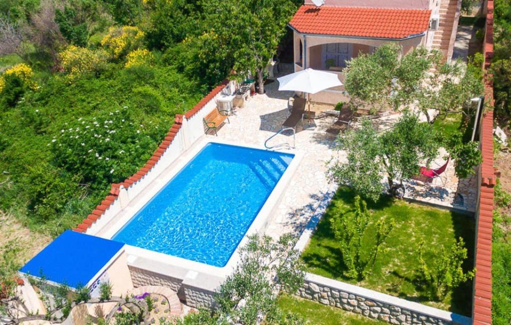 Una vista aérea de una piscina en un patio trasero. en Villa Jano by Villas Guide, en Banjol