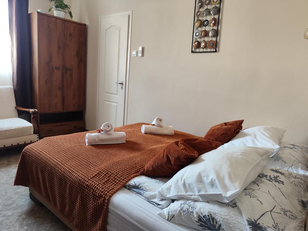 Postel nebo postele na pokoji v ubytování Bazilika Vendégház