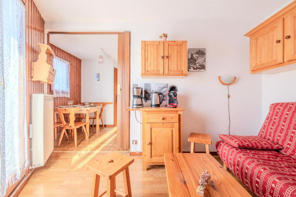 un salon avec un canapé et une table dans l'établissement Alpage AGA4 VIEW & MOUNTAIN 4 Pers, à Châtel