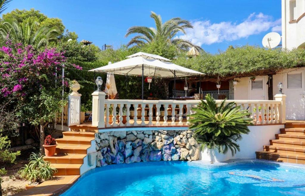 Der Swimmingpool an oder in der Nähe von Villa Narby