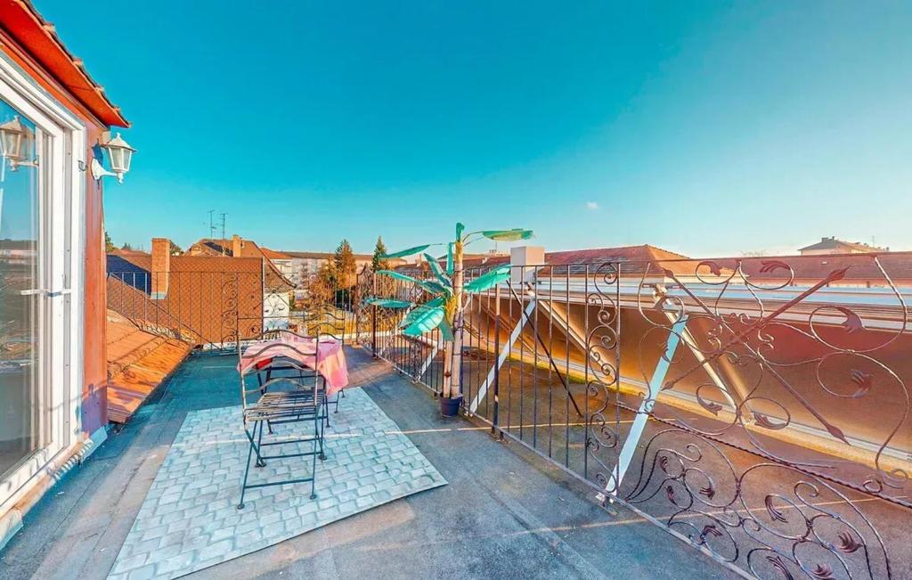 a balcony with chairs and a view of the ocean at Charmant appartement avec jardin à Schiltigheim, 30 m² in Schiltigheim