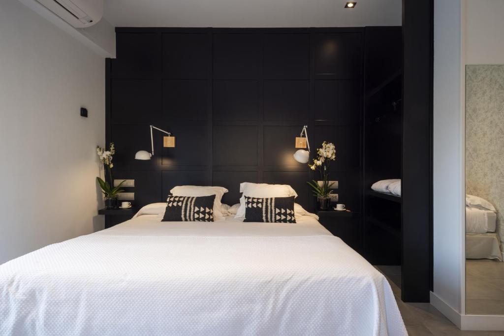 Postel nebo postele na pokoji v ubytování La Playa Suites Suances