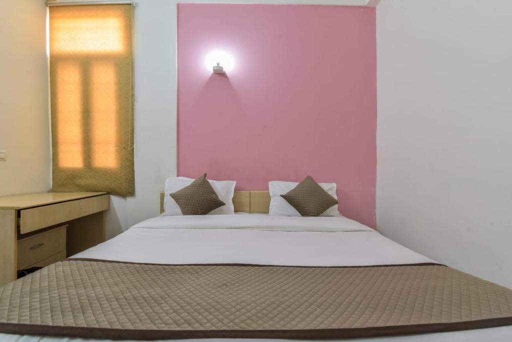 Postel nebo postele na pokoji v ubytování The Hotel Madhavam