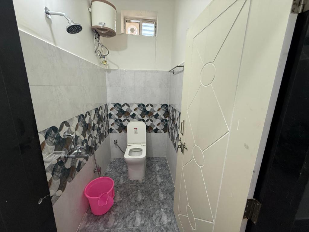 a small bathroom with a toilet and a sink at COCO NET Hotel in Ibrāhīmpatan