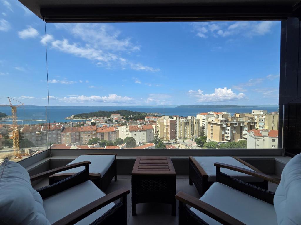 d'un balcon avec des chaises et une vue sur la ville. dans l'établissement Luxury Apartment NARONA Sea&City view, à Makarska