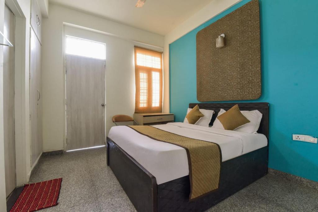 Postel nebo postele na pokoji v ubytování The Hotel Madhavam