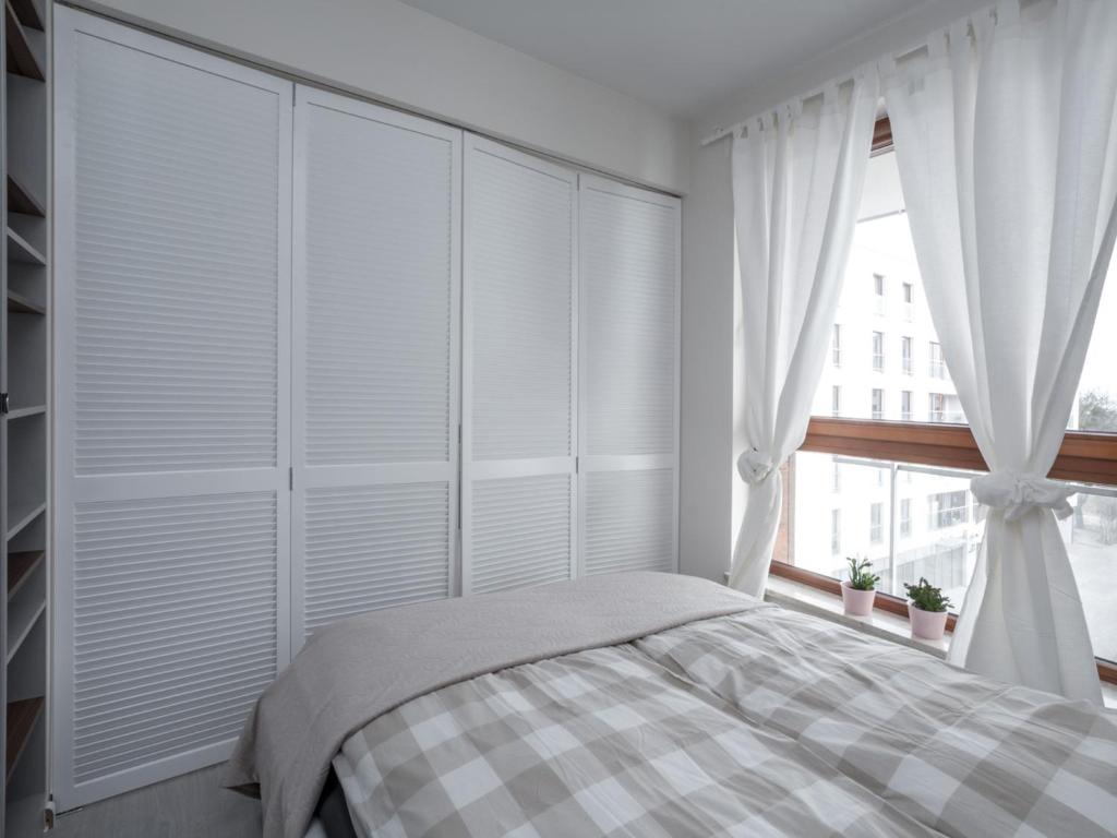 Posteľ alebo postele v izbe v ubytovaní Apartament z widokiem na dworek