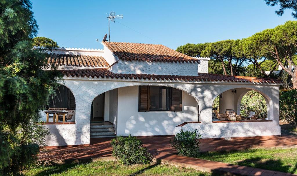 een wit huis met een betegeld dak bij Villa Lantana in Pula