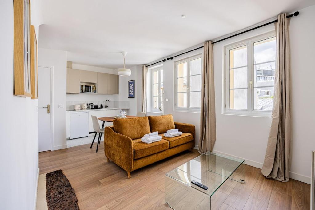 un salon avec un canapé et une table dans l'établissement 3#Apartment 4 people#1BR#Mouffetard#Sorbonne, à Paris