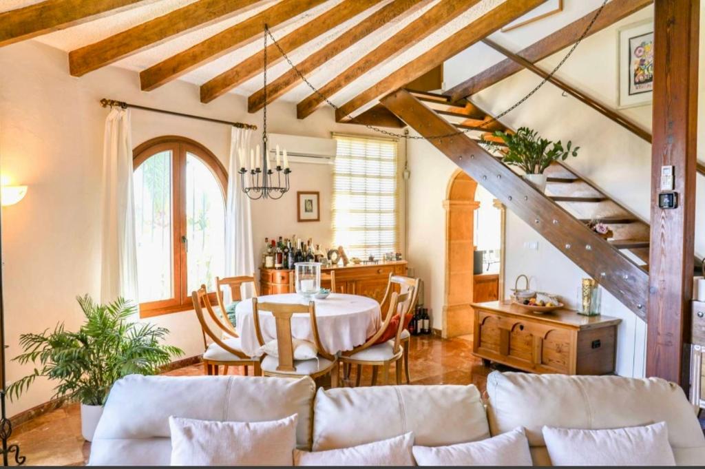 Ein Sitzbereich in der Unterkunft Villa Narby