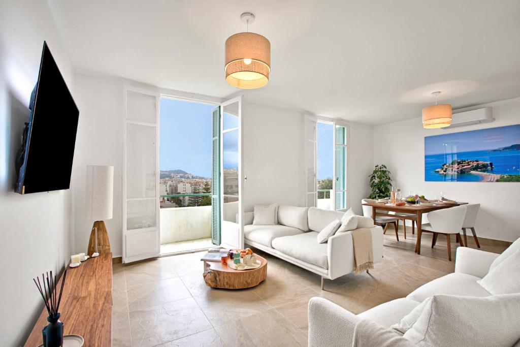 un salon avec un canapé et une table dans l'établissement Apartment With Ocean View - Happy Rentals, à Nice