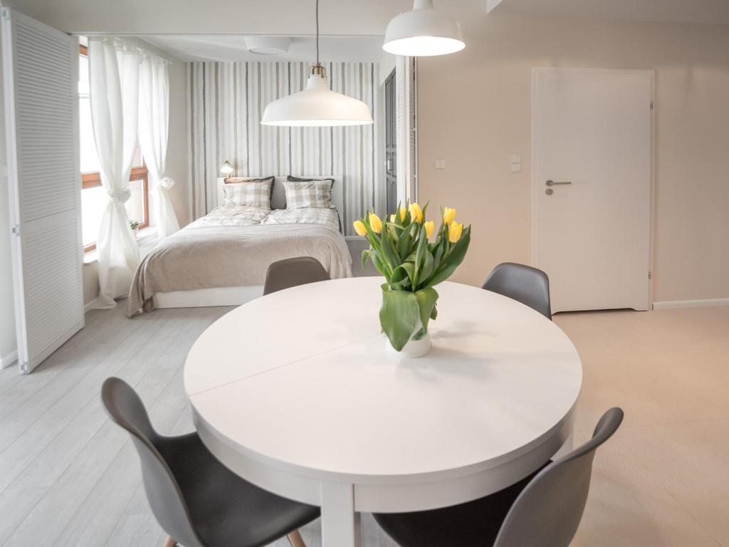 Posteľ alebo postele v izbe v ubytovaní Apartament z widokiem na dworek