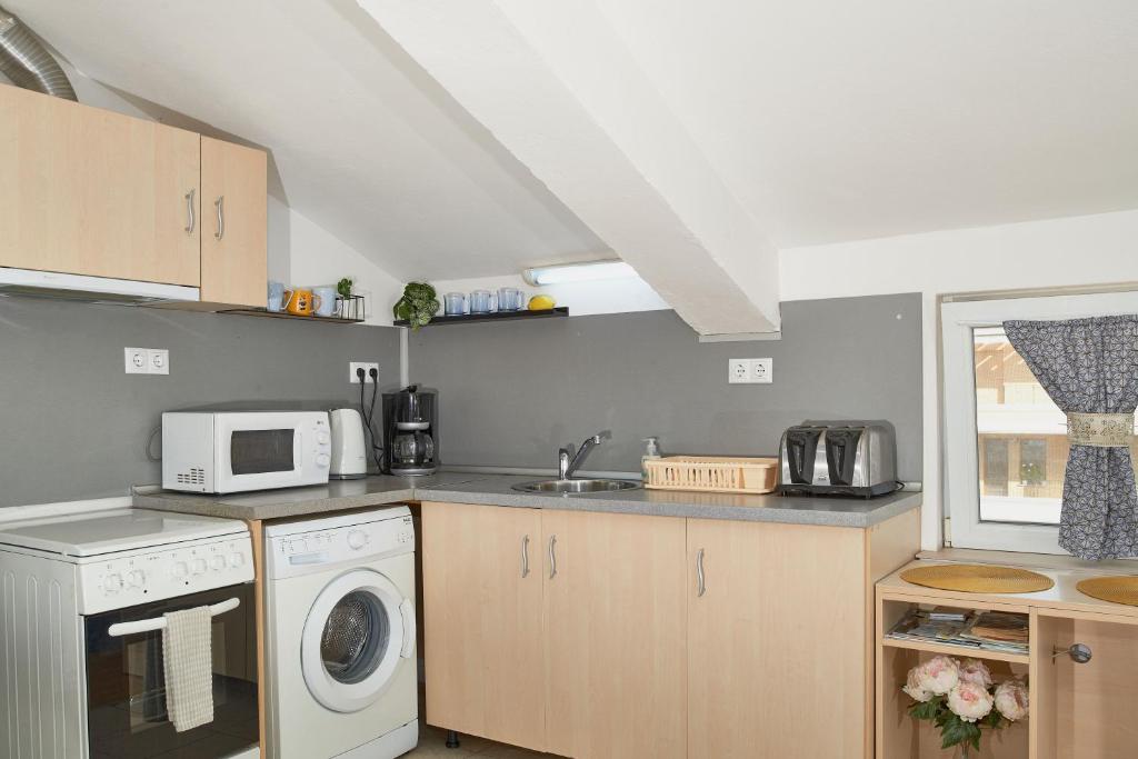 A kitchen or kitchenette at Batak Studio